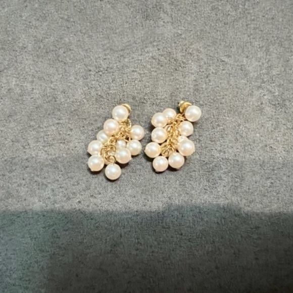 Avon Gold And Faux Pearl Earrings - Picture 2 of 4